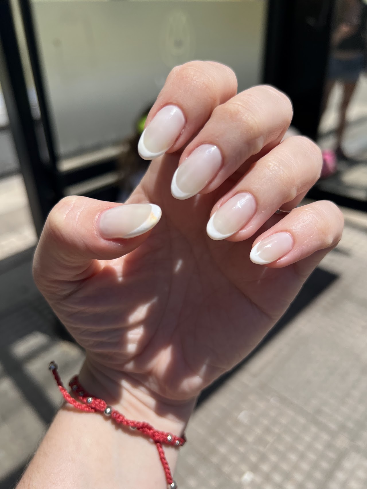 Manicura rusa y esmaltado semipermanente de alta precisión
