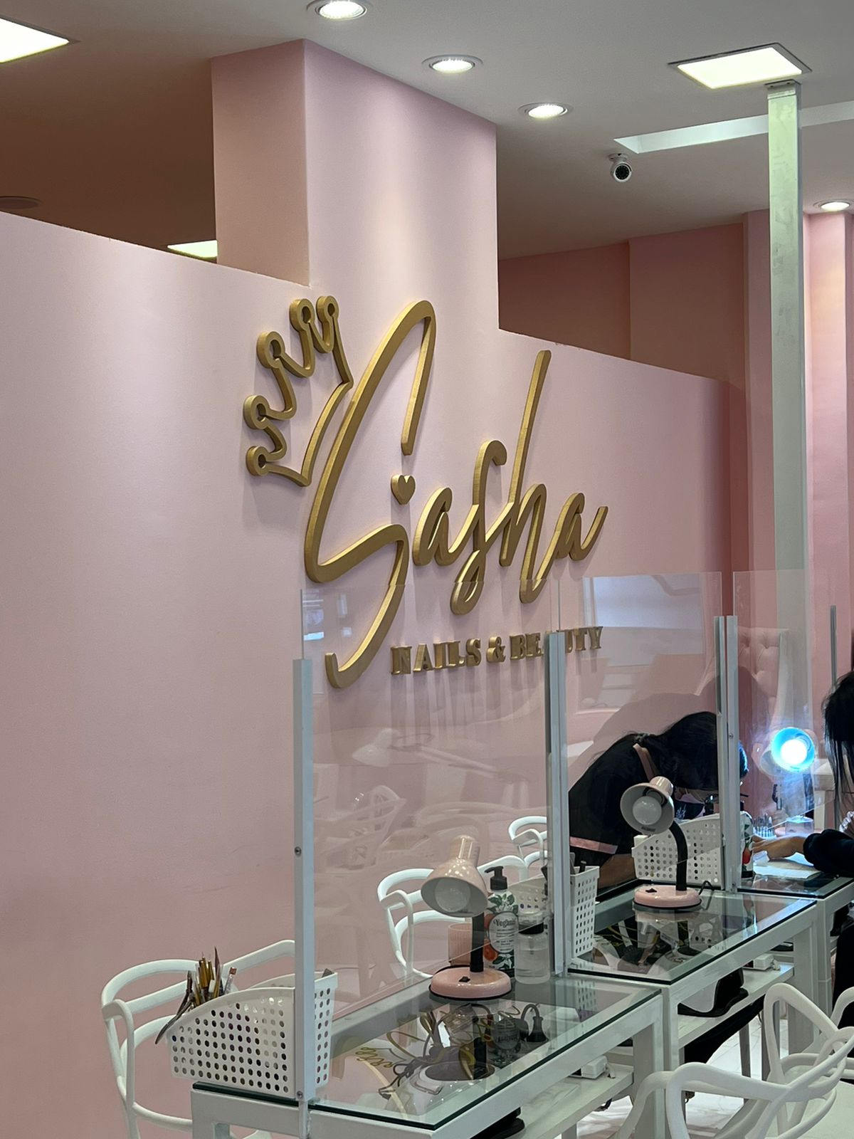 Diseño de uñas y nail art con detalles dorados y estilo sutil