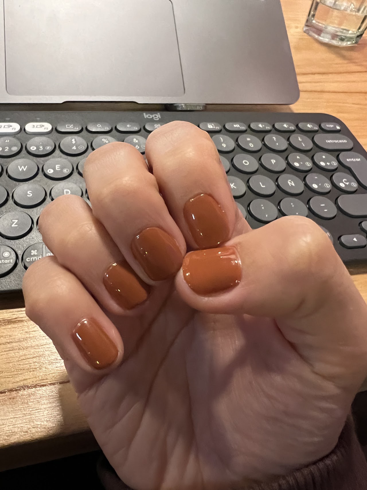 Esmaltado semipermanente de precisión con detalles dorados